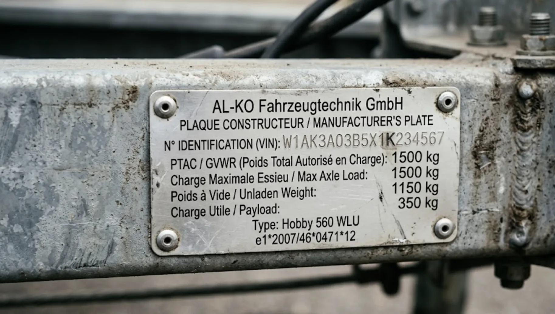Plaque constructeur rivetée sur châssis Al-Ko montrant le numéro VIN pour identifier l'année de fabrication de la caravane