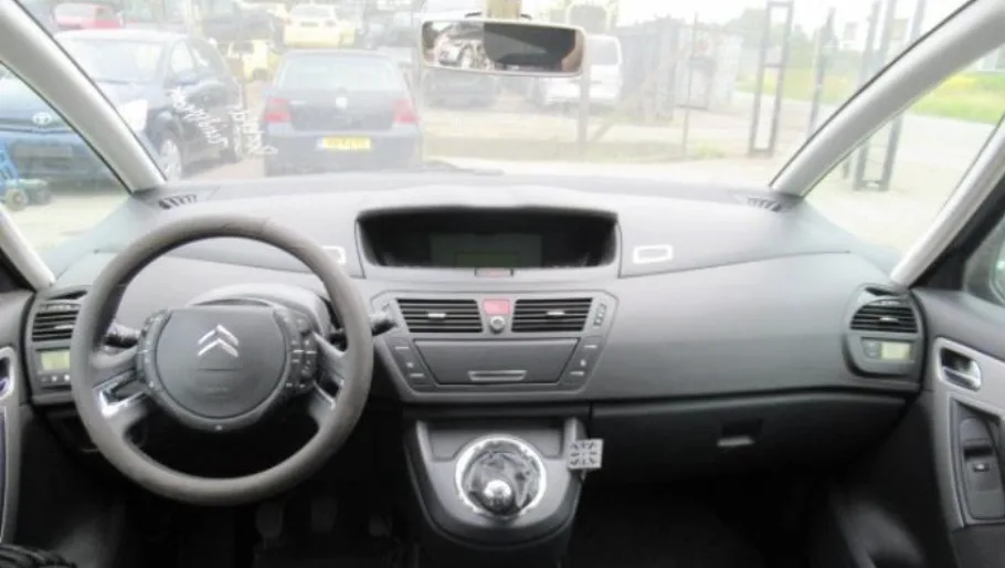 Tableau de bord Citroën C4 Picasso avec voyant moteur et message défaut antipollution