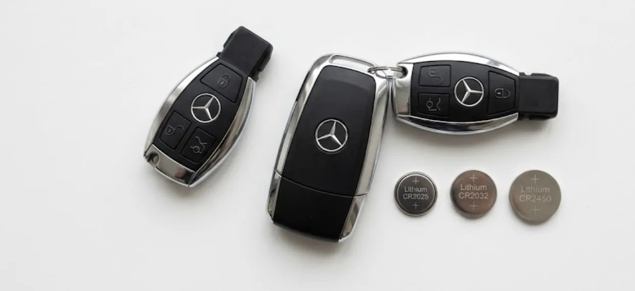 Changer la pile de sa clé Mercedes : référence, étapes et FAQ