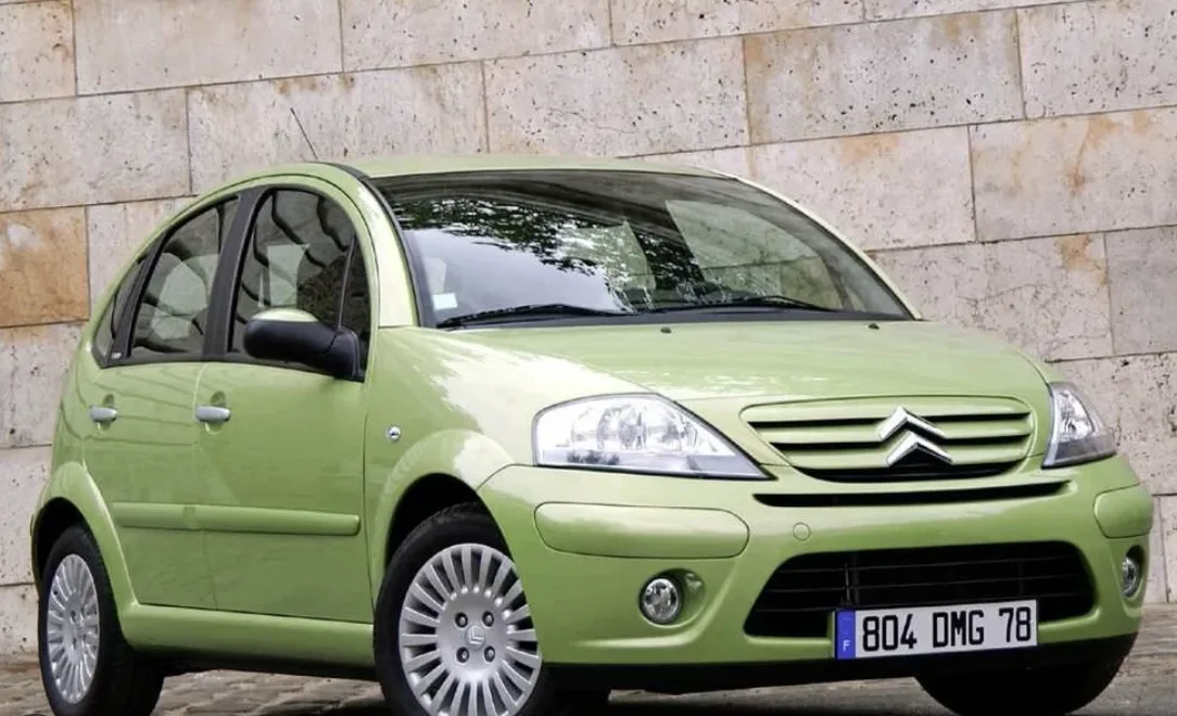 Courroie de distribution humide PureTech Citroën C3 désagrégée, résidus visibles dans le carter