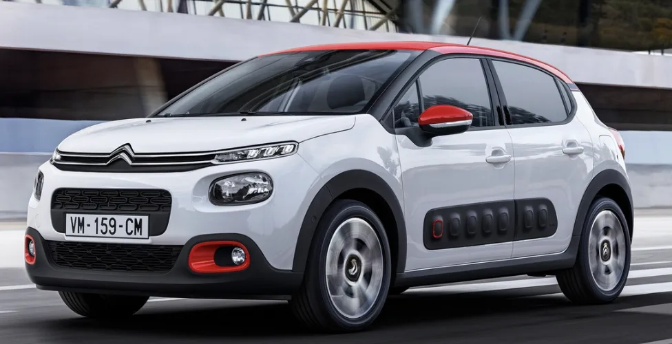 Train avant Citroën C3 inspecté en atelier, coupelles d'amortisseurs usées visibles
