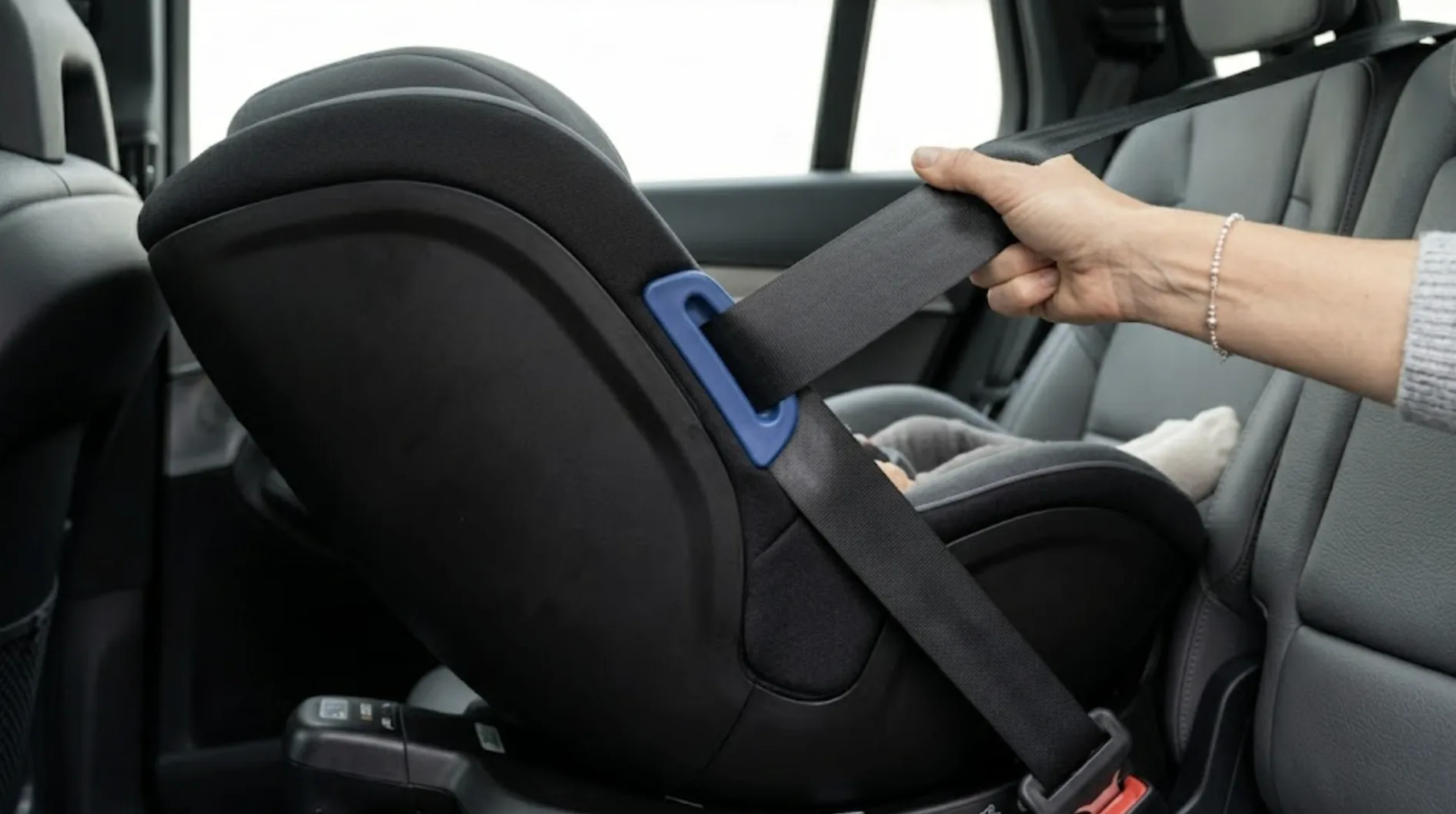 Installation d'un siège auto avec ceinture de sécurité