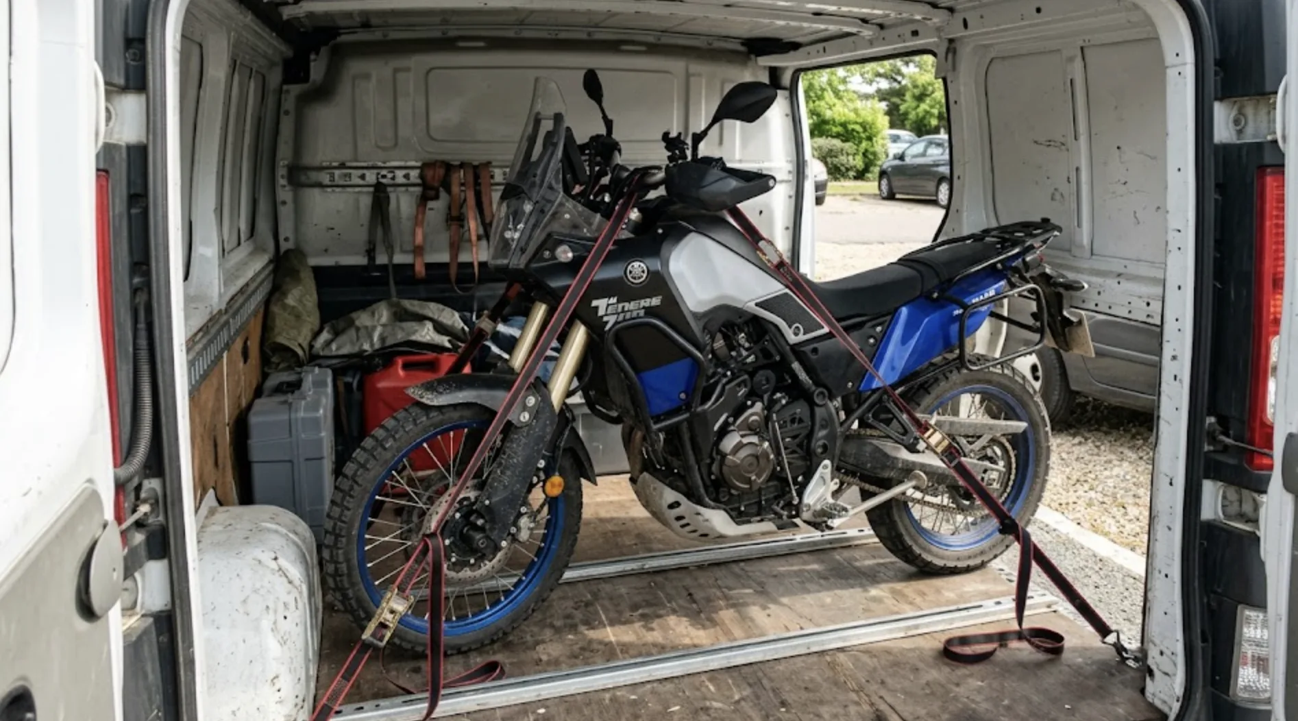 Comment transporter une moto dans un fourgon ? (Tuto et astuces de motards)