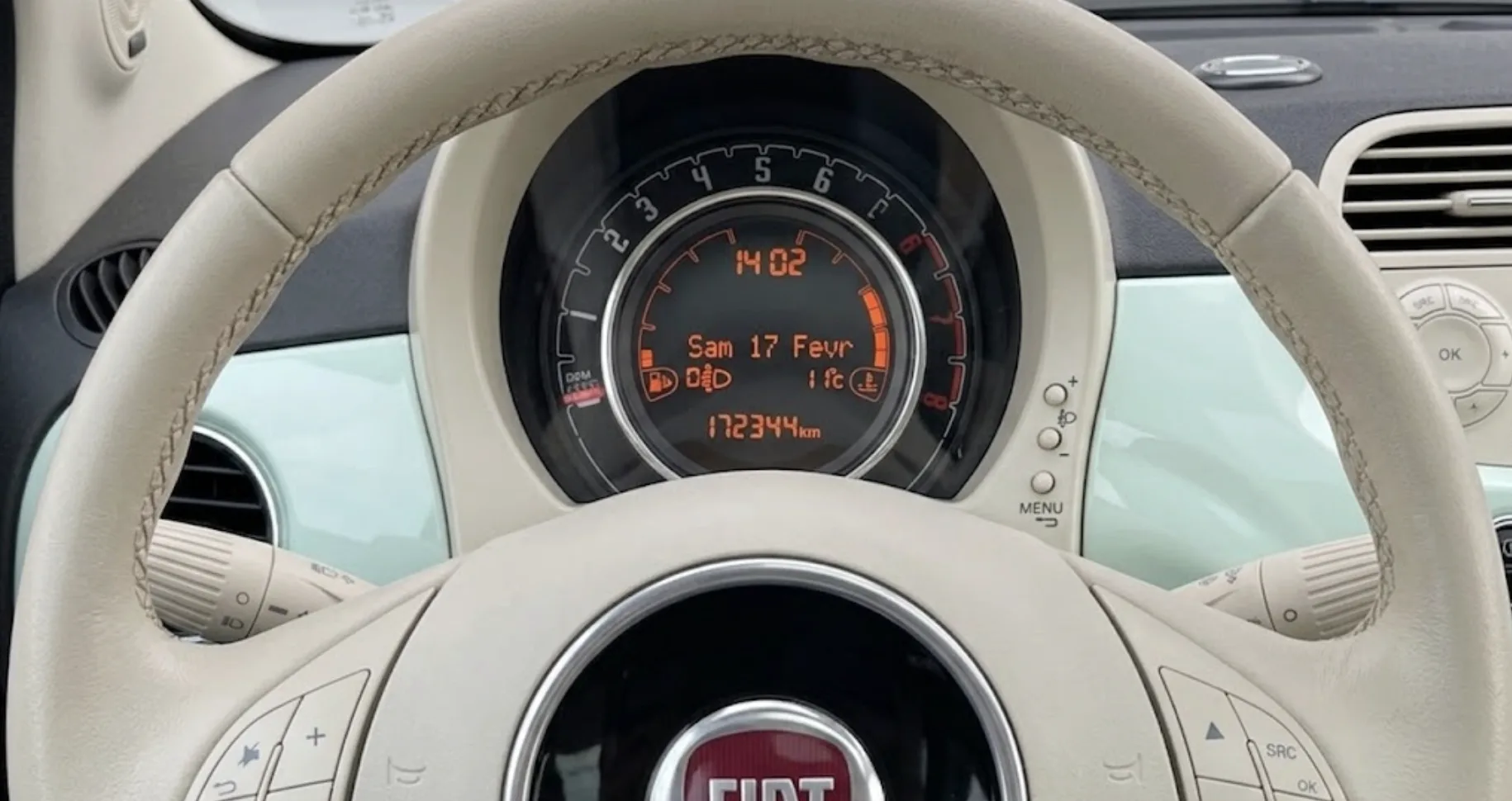 Tableau de bord Fiat 500 avec kilométrage clignotant lié au module Blue&Me