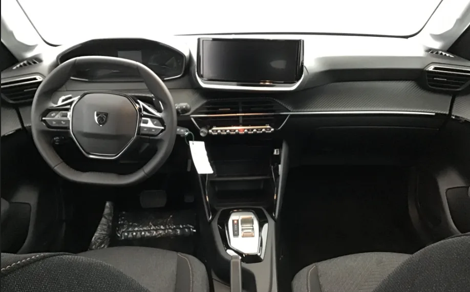 Tableau de bord Peugeot 208 i-Cockpit avec voyant moteur orange allumé