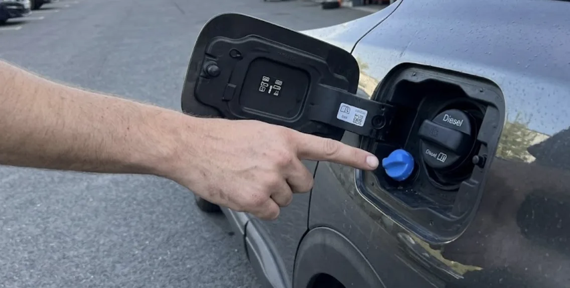 Où se trouve le réservoir AdBlue de la Peugeot 2008 ?