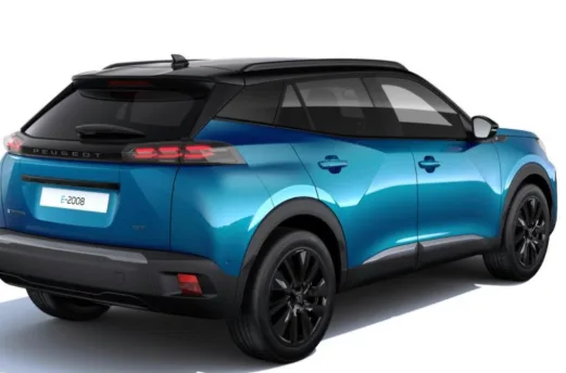 Réservoir AdBlue Peugeot 2008 déformé avec traces de cristallisation, dépose en atelier