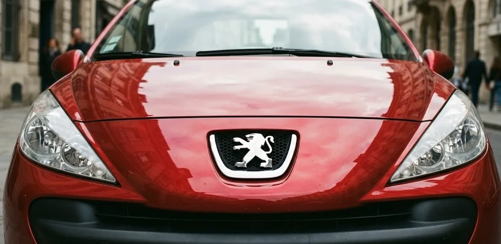 Tableau de bord Peugeot 207 avec voyant direction assistée et boîtier BSI allumés