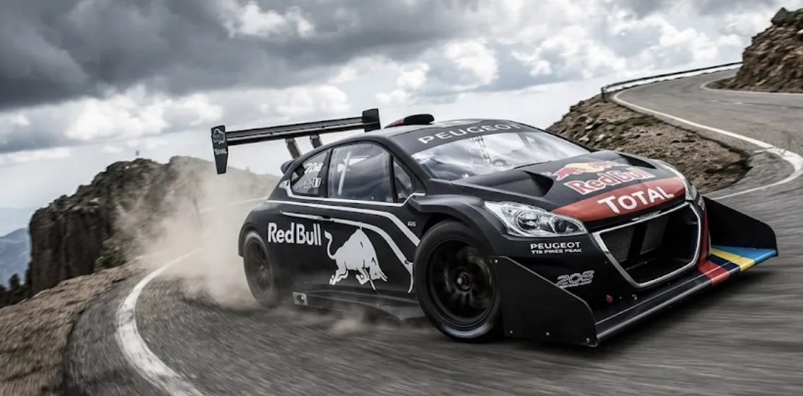 Peugeot 208 T16 Pikes Peak : le monstre de Loeb
