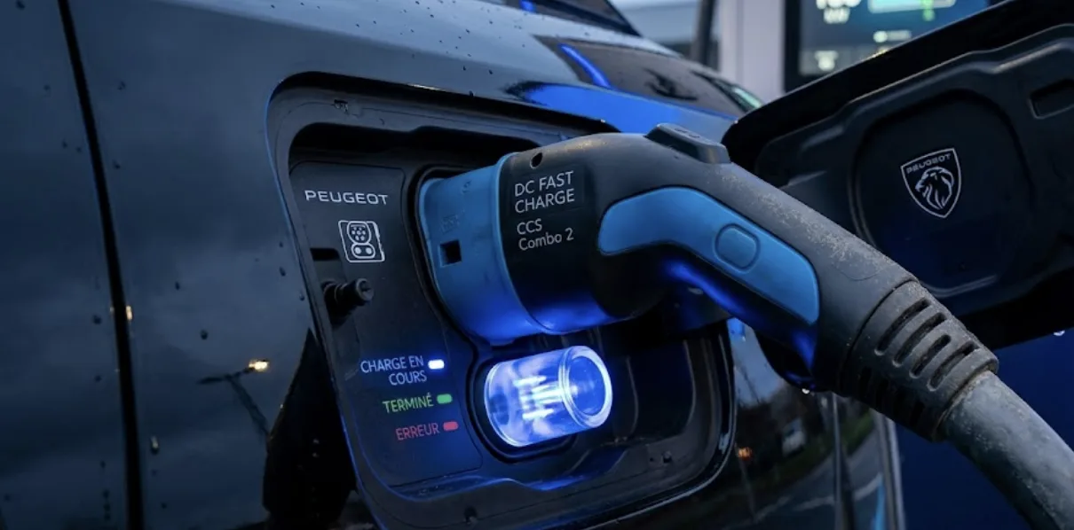 Peugeot e-3008 branché sur une borne de recharge rapide
