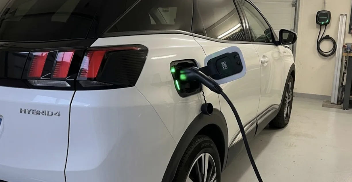 Peugeot 3008 Hybrid4 300 branché sur une Wallbox à domicile