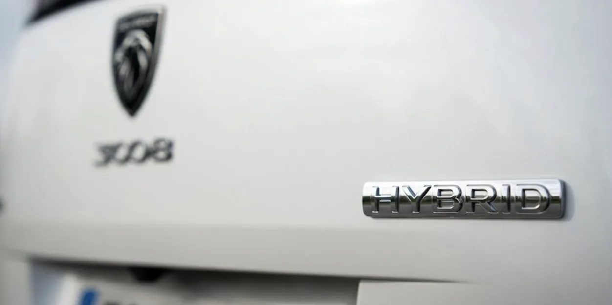Peugeot 3008 Hybrid 145 ch en finition GT vu de profil