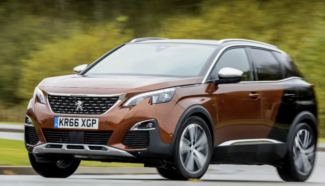 Lampe torche éclairant l'orifice de remplissage d'huile pour inspecter la courroie de distribution Peugeot