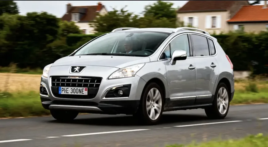 Peugeot 3008 d'occasion capot ouvert, mécanicien inspectant le moteur PureTech