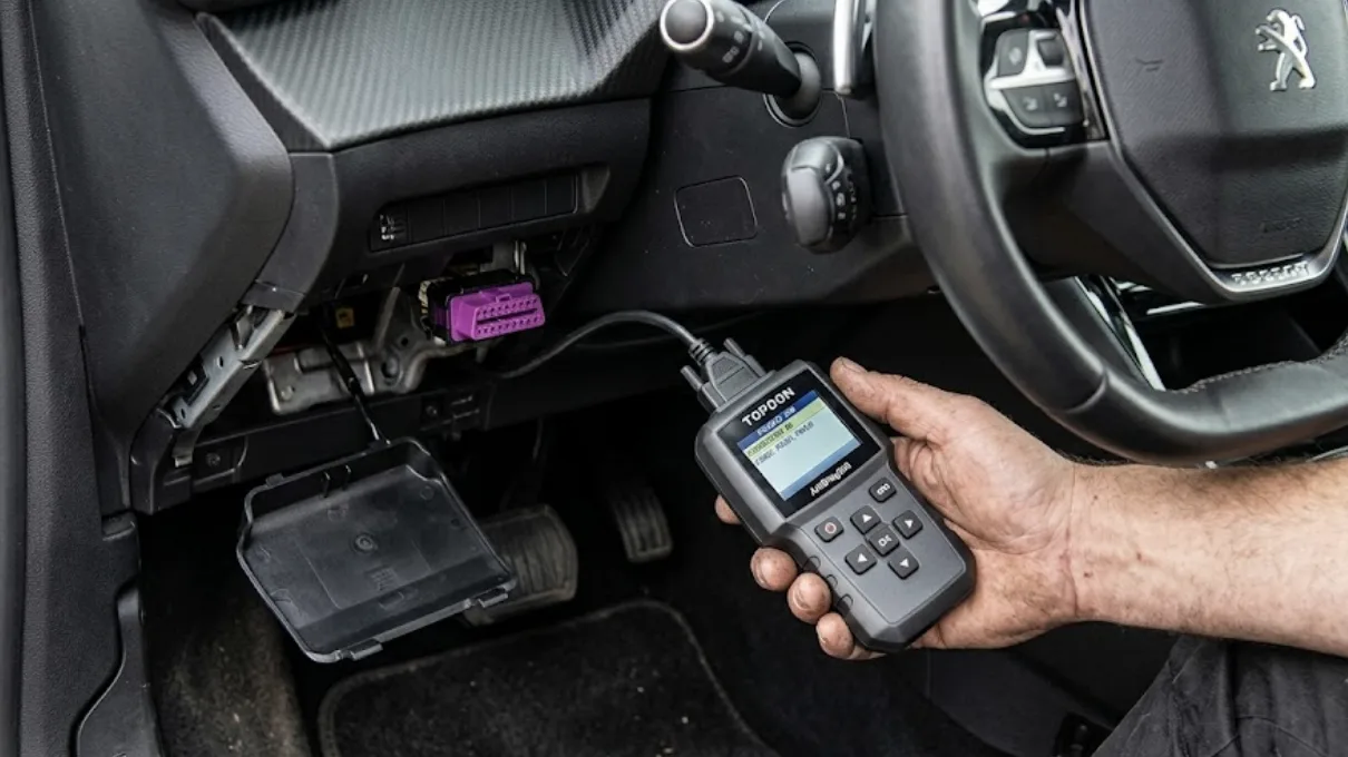 Où se trouve la prise OBD sur une Peugeot 208 ?