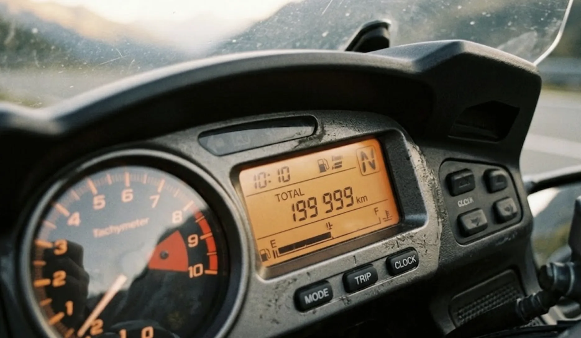 Moteur V4 à 90° de la Honda Pan European 1300 déposé en atelier