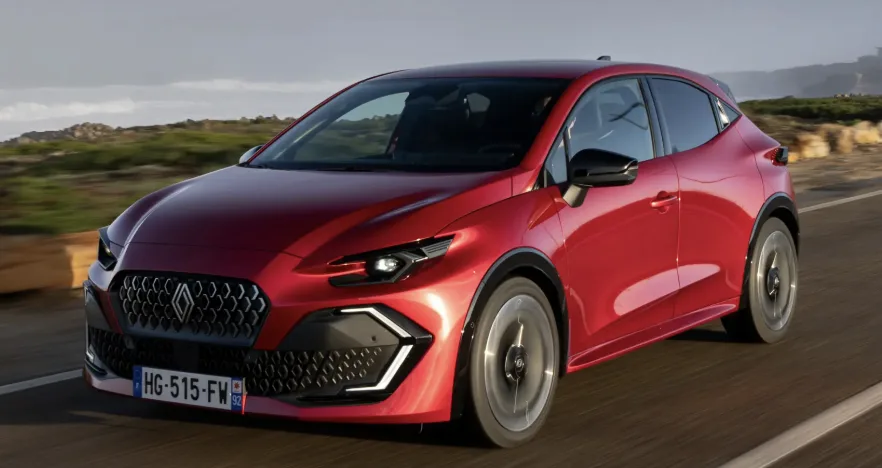 Renault Clio d'occasion sur un pont élévateur, inspection avant achat