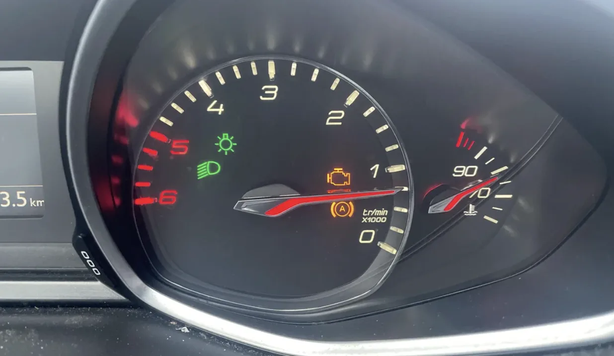 Voyant voiture dans un cercle avec lettre A sur Peugeot 2008 Stop and Start